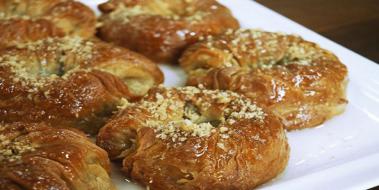 Cevizli Gül Tatlısı Tarifi ve Malzemeleri Cevizli Gül Tatlısı